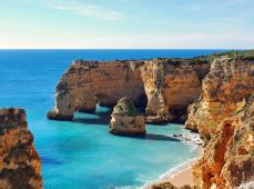 Grupo de gente montando en unos kayak al lado del mar