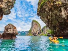 jóvenes haciendo kayak para explorar playas y cuevas