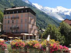 Hotel rodeado de montañas con nieve