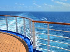 Panorámica del casco histórico visto desde el mar, donde se aprecian los tejados de color marrón y el azul del mar