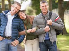 Dos hombres y una mujer posando sonriendo