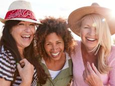 Tres chicas abrazadas sonriendo