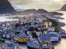 Paisaje de una colina con casas en sus laderas