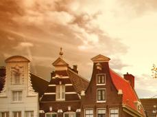 Casas típicas de Ámsterdam, de color marrón