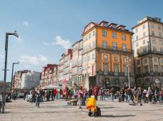Foto de dos hombres y una mujer posando y agarrados sonriendo