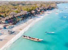 Panorámica de una playa con barcas en la orilla del mar azul turquesa