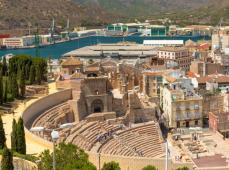 Foto de una ciudad con un anfiteatro romano