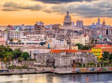 Panoramica de una ciudad al lado del mar