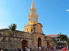 Monumento colonial en piedra