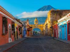 Mujeres de espaldas con trajes típicos de la zona