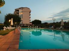 Piscina y al fondo hotel