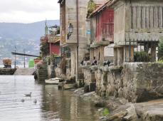 Orilla del mar con casas de piedra