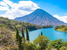 Panorámica de un lago de aguas turquesas y al fondo una gran montaña