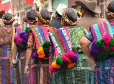 Mujeres de espaldas con trajes típicos de la zona