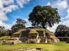 Rio entre montañas de aguas cristalinas y gente a los lados saliendo del agua
