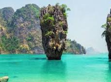 James Bond Island (Koh Tapu) en Phang Nga Bay, un pináculo rocoso solitario emergiendo del mar turquesa, rodeado de acantilados kársticos verdes,.