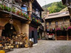 Calle típica empedrada y las casas con sus balcones de madera