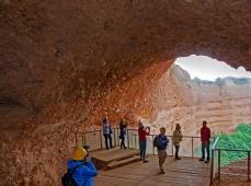 Cueva con el grupo y el guía escuchando las indicaciones de como sacaban el oro