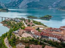 Panorámica de Riaño y el embalse, al fondo los picos de Europa