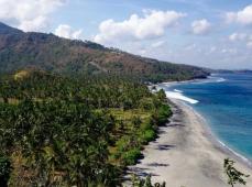 jóvenes haciendo kayak para explorar playas y cuevas
