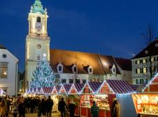 vista nocturna del mercado navideño de Bratislava con las casitas con luces de navidad