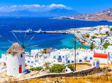 Ruina griega en un atolón en una playa con aguas color turquesa