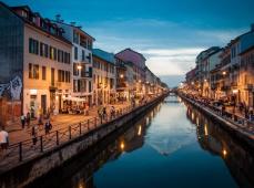 Panorámica de un canal con casas y un paseo en los lados