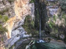 Piscina natural con cascadas