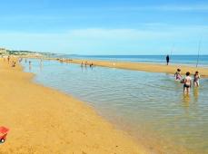 Playa con gente en el agua