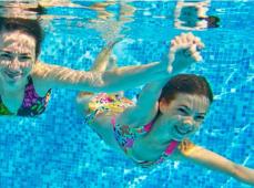 Niños buceando en la piscina