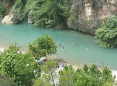 Laguna de aguas entre montañas