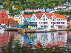 Casas blanca con tejados rojo al lado del mar