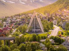 Glaciar azul entre montañas verdes