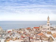Puerto donde están atracados varias barcos