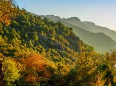 Muro de piedra antigua en el alto de un pico
