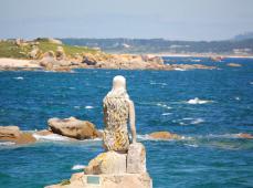 paisaje marino donde se ve una estatua de una mujer