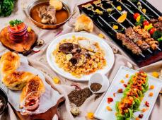 Platos populares encima de una mesa