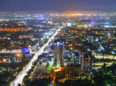 Panorámica de una ciudad de noche con todas las calles iluminadas