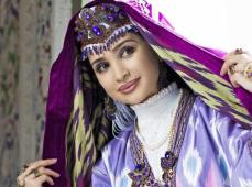 Mujer con traje popular en colores morados