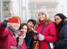 Puente de metal encima del rio donde hay barquitas tipicas