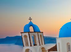 Capilla típica con la cúpula azul en un acantilado