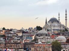 Mezquita al lado del Bósforo al atardecer