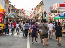 Calle llena de gente paseando