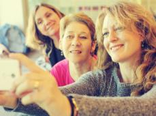 tres chicas haciendo un selfi de sus caras sonrientes