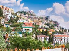 Pueblo de bonitas casas escalonadas de colores en la ladera de la montaña