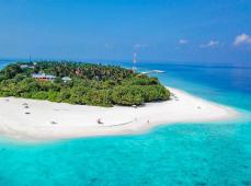 Vista panorámica de una isla en el mar repleta de edificios
