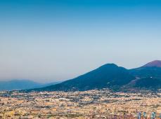 Panorámica de Pompeya y al fondo el Vesubio