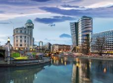 Atardecer en Viena con edificios de cristales y un gran lago