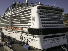 Crucero atracado en un nuelle