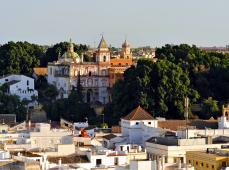 Panorámica de un pueblo con casas blancas y en el medio una iglesia rodeada de arboles